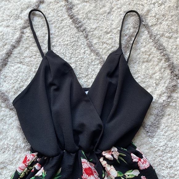 ✨Black and Floral Summer Romper✨ - Picture 4 of 9